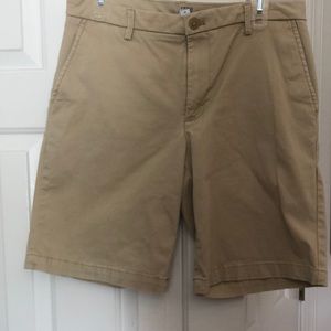 Izod khaki men flat front shorts size 30